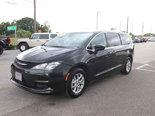 Brilliant Black Crystal Pearlcoat 2023 Chrysler Voyager LX