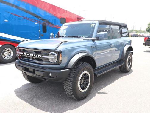 Azure Gray Metallic Tri-Coat 2025 Ford Bronco Outer Banks