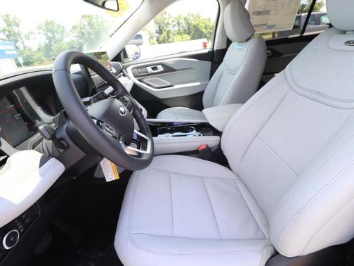 Star White Metallic Tri-Coat 2026 Ford Explorer Platinum