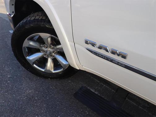 Ivory White Tri-Coat Pearlcoat 2021 RAM 1500 Limited