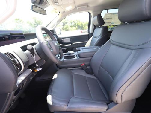 Star White Metallic Tri-Coat 2026 Ford Expedition Max Active 4x2