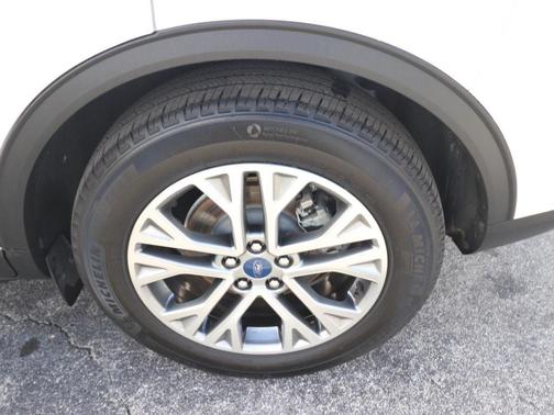 Oxford White 2022 Ford Escape SEL