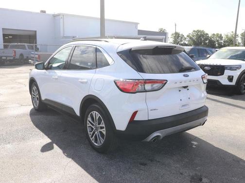 Oxford White 2022 Ford Escape SEL