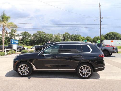 Black Sapphire Metallic 2023 BMW X7 xDrive40i