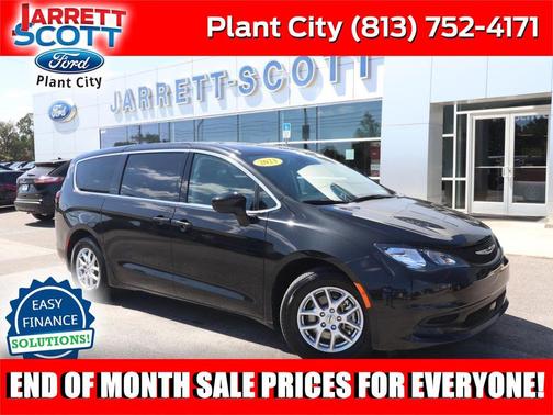 Brilliant Black Crystal Pearlcoat 2023 Chrysler Voyager LX