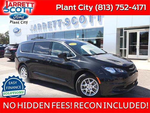 Brilliant Black Crystal Pearlcoat 2023 Chrysler Voyager LX
