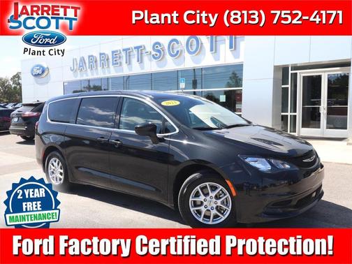 Brilliant Black Crystal Pearlcoat 2023 Chrysler Voyager LX