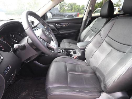 Pearl White Tricoat 2020 Nissan Rogue SL