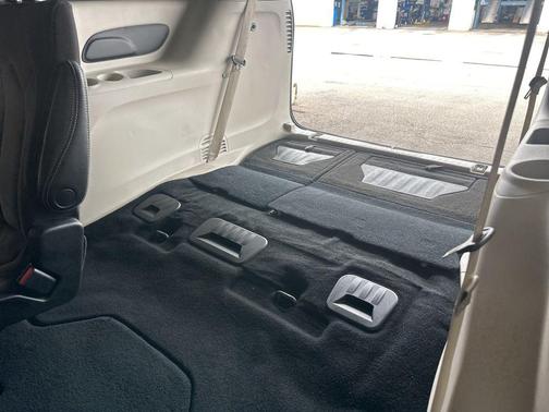 Brilliant Black Crystal Pearlcoat 2023 Chrysler Voyager LX