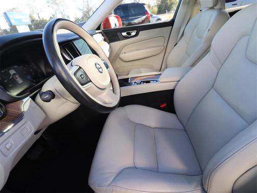 2021 Volvo XC60 T6 Momentum