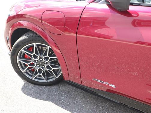 Molten Magenta Metallic Tinted Clearcoat 2025 Ford Mustang Mach-E GT