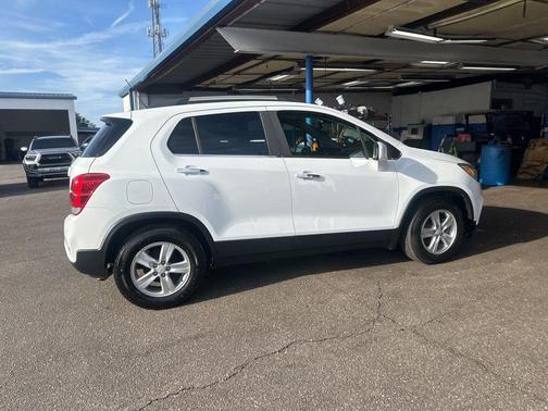 Summit White 2019 Chevrolet Trax LT