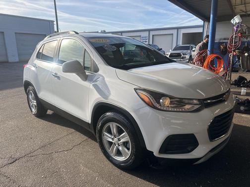 Summit White 2019 Chevrolet Trax LT