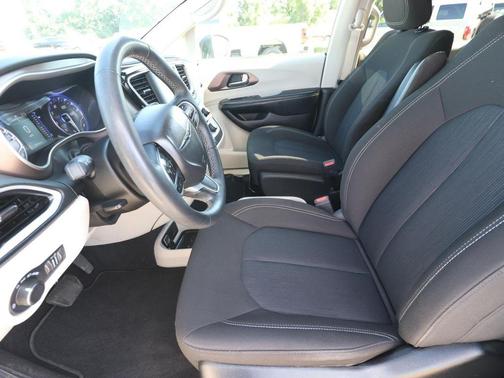 Silver Mist Clearcoat 2023 Chrysler Voyager LX