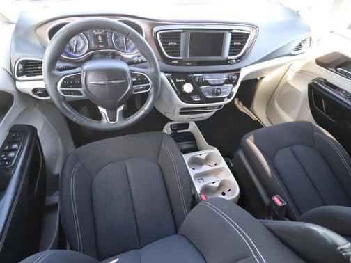 Silver Mist Clearcoat 2023 Chrysler Voyager LX