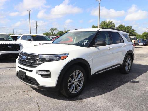Star White Metallic Tri-Coat 2024 Ford Explorer XLT