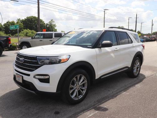 Star White Metallic Tri-Coat 2024 Ford Explorer XLT