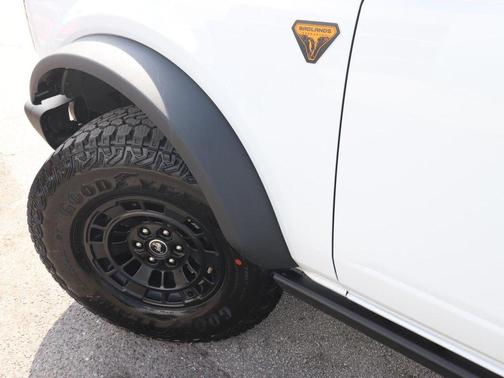 Oxford White 2026 Ford Bronco Badlands