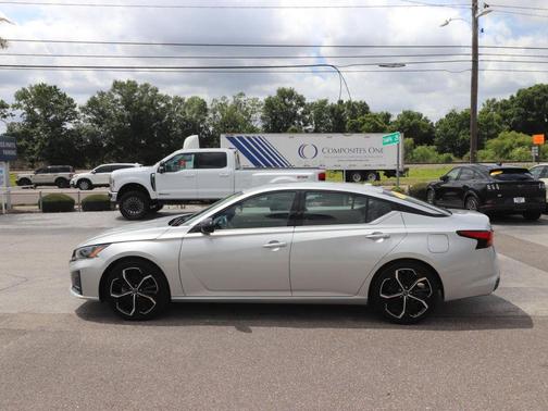 Brilliant Silver Metallic 2024 Nissan Altima SR FWD