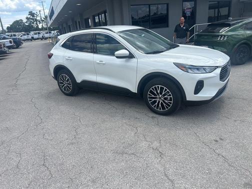Star White Metallic Tri-Coat 2025 Ford Escape SE