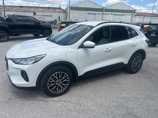Star White Metallic Tri-Coat 2025 Ford Escape SE