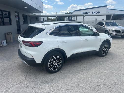 Star White Metallic Tri-Coat 2025 Ford Escape SE