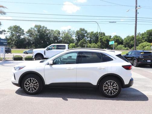 Star White Metallic Tri-Coat 2025 Ford Escape PHEV SE