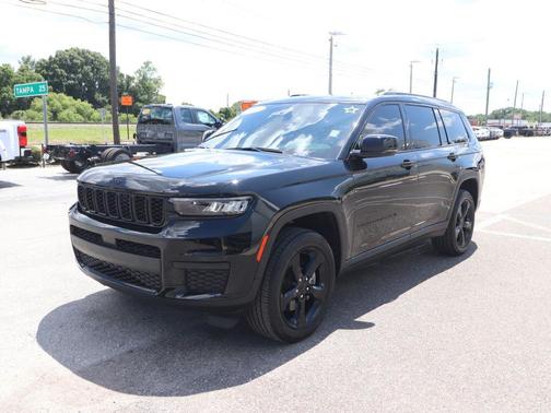Diamond Black Crystal Pearlcoat 2023 Jeep Grand Cherokee L Altitude