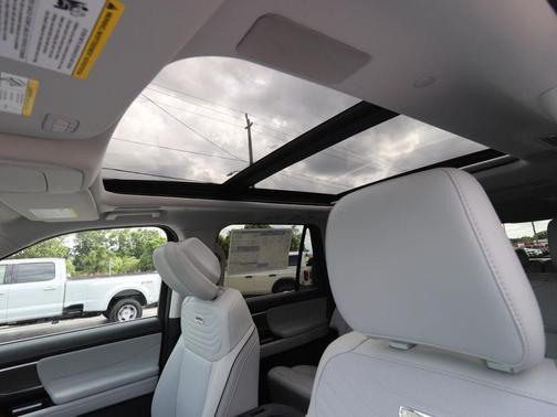 Glacier Gray Metallic Tri-Coat 2026 Ford Expedition Max Platinum