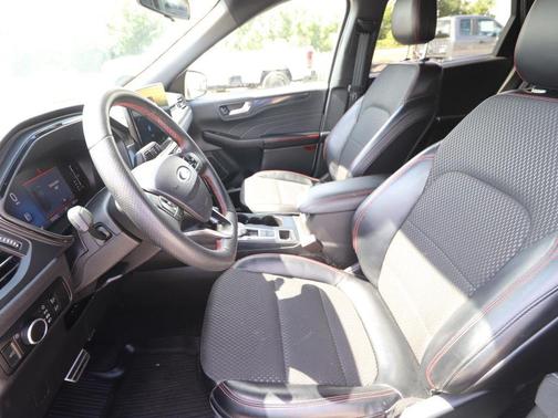 Star White Metallic Tri-Coat 2024 Ford Escape ST-Line