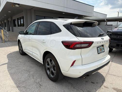 Star White Metallic Tri-Coat 2024 Ford Escape ST-Line