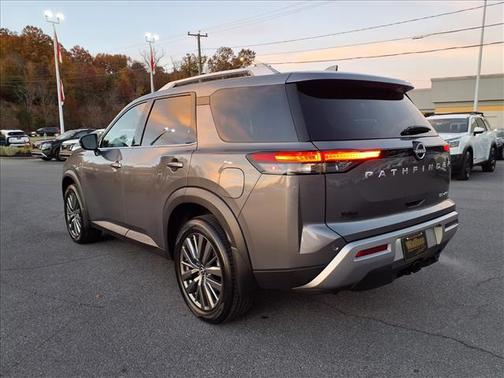 2025 Nissan Pathfinder SL