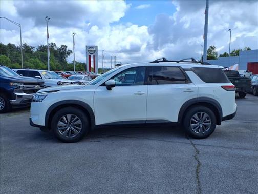 2022 Nissan Pathfinder SV