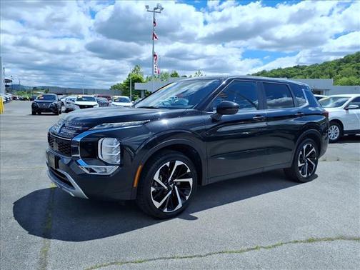 Black 2024 Mitsubishi Outlander SE
