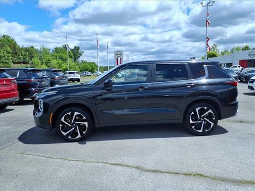Black 2024 Mitsubishi Outlander SE