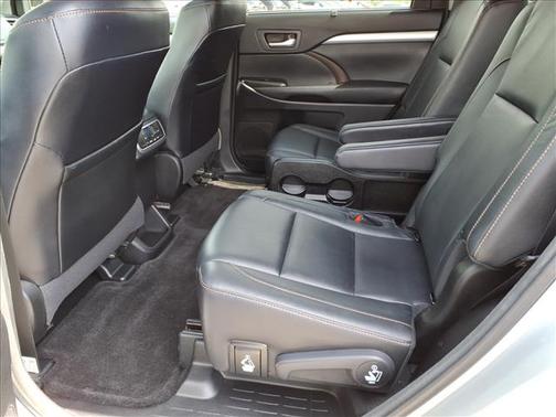 Celestial Silver Metallic 2017 Toyota Highlander XLE