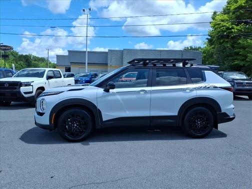 White Diamond / Black 2026 Mitsubishi Outlander EDITION