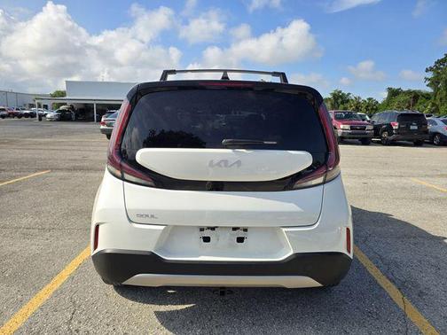 Snow White Pearl 2025 Kia Soul LX