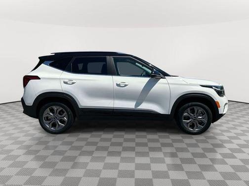 Clear White / Black Roof 2024 Kia Seltos S