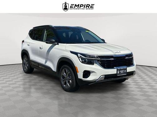 Clear White / Black Roof 2024 Kia Seltos S