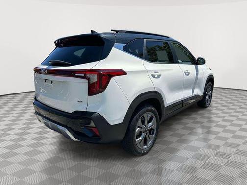Clear White / Black Roof 2024 Kia Seltos S