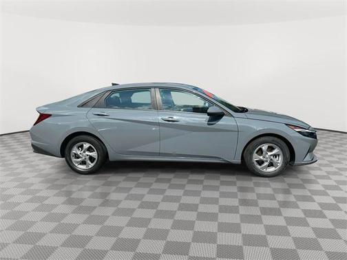 2022 Hyundai ELANTRA SE