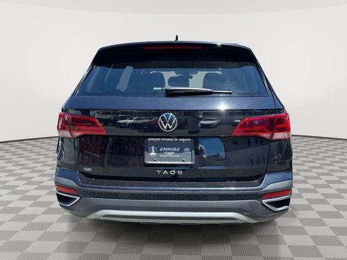 Deep Black Pearl Effect 2024 Volkswagen Taos 1.5T SE