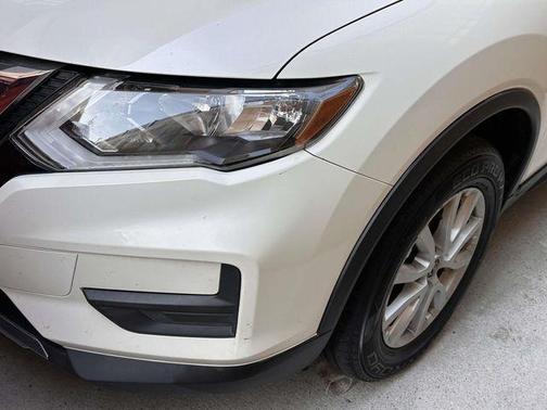 White 2020 Nissan Rogue SV