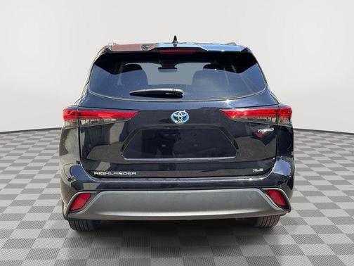Midnight Black Metallic 2022 Toyota Highlander Hybrid XLE