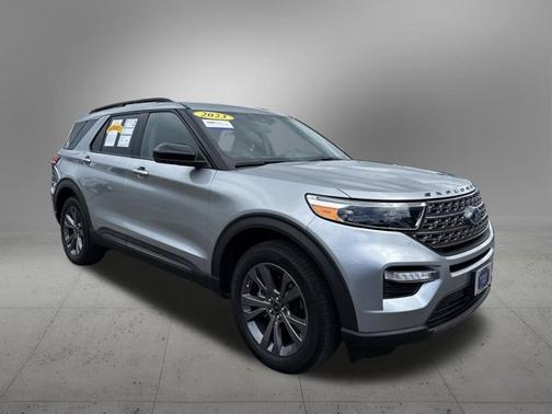 ICONIC SILVER METALLIC 2023 Ford Explorer XLT