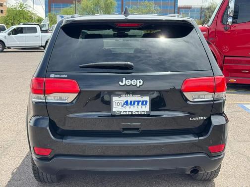 Diamond Black Crystal Pearlcoat 2017 Jeep Grand Cherokee Laredo