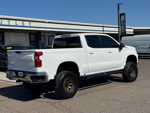 Summit White 2024 Chevrolet Silverado 1500 LT
