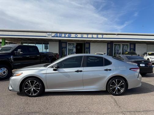 2020 Toyota Camry SE