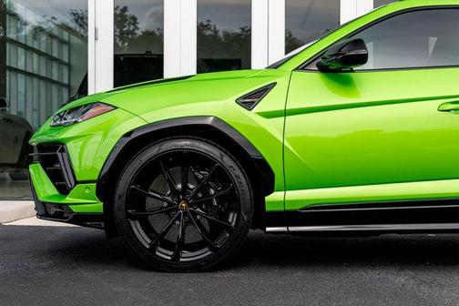 Verde Selvans Metallic 2024 Lamborghini Urus S